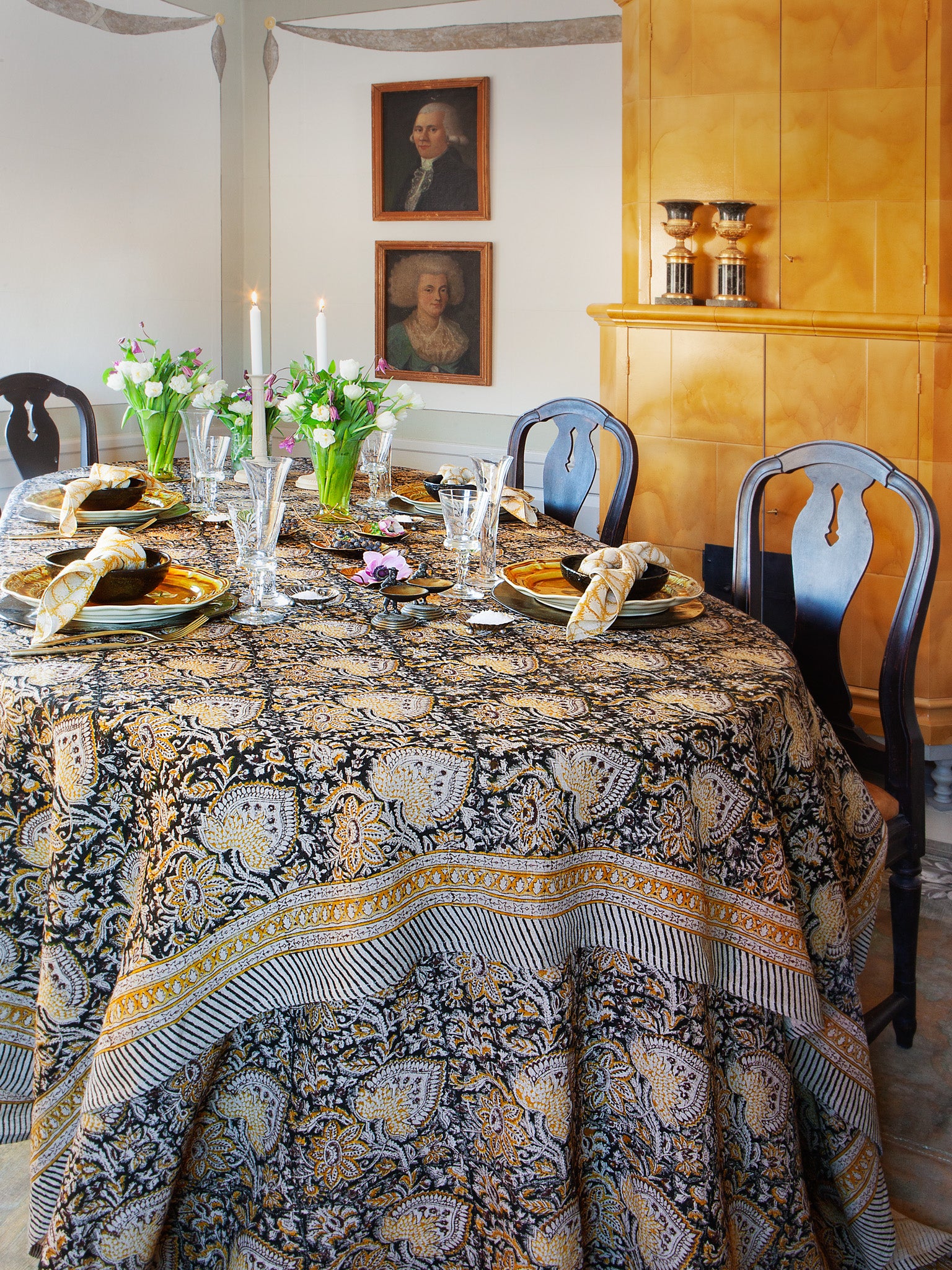 Linen tablecloth with Oriental print in Black