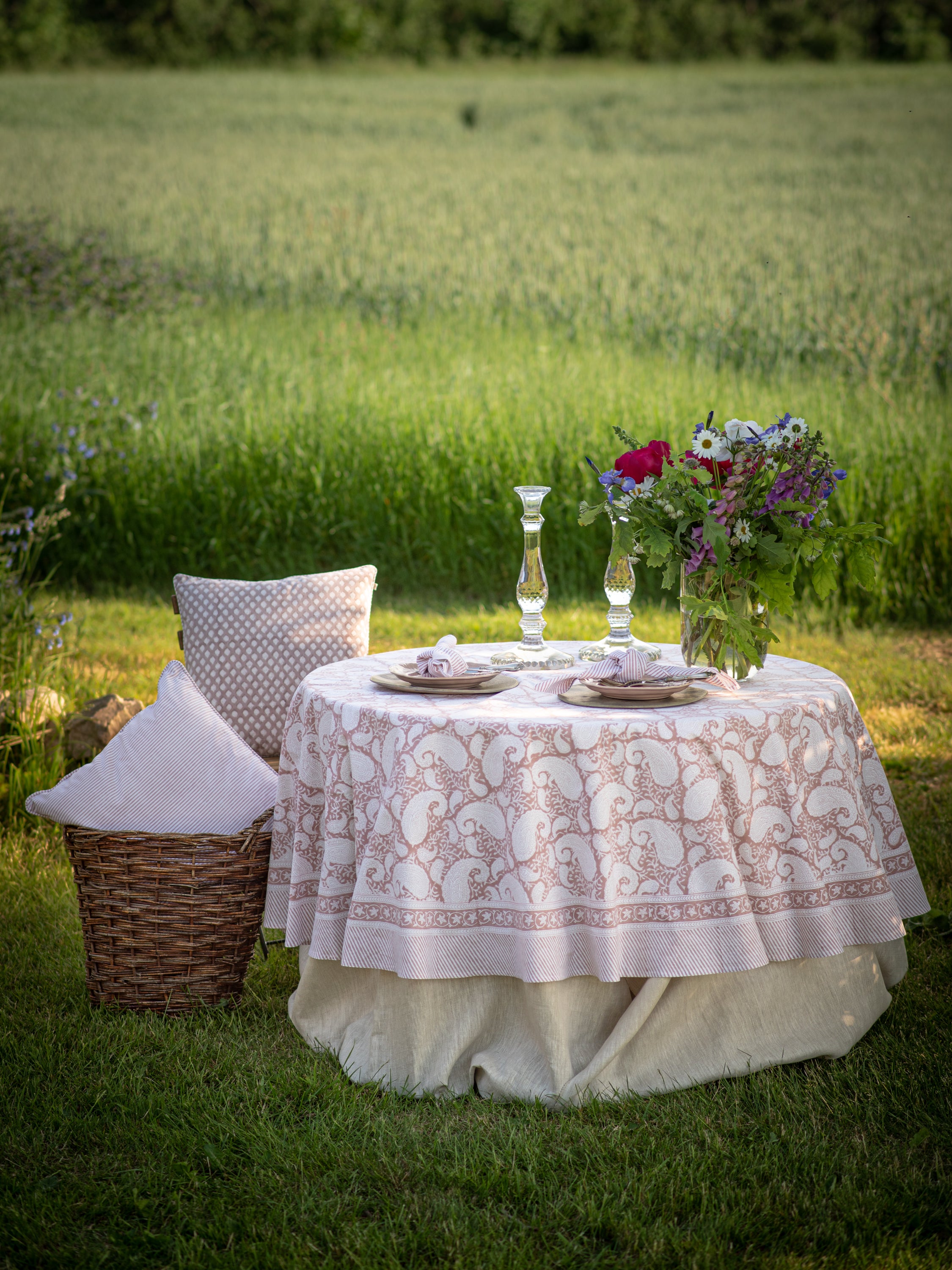 Round Tablecloth with Big Paisley® print in Fuchsia Rose