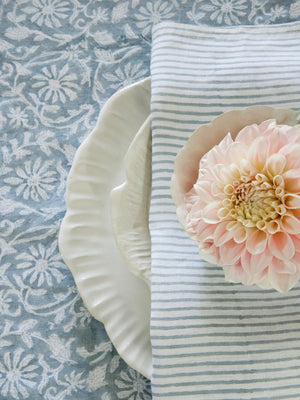 Round linen tablecloth with Margerita print in Cashmere Blue