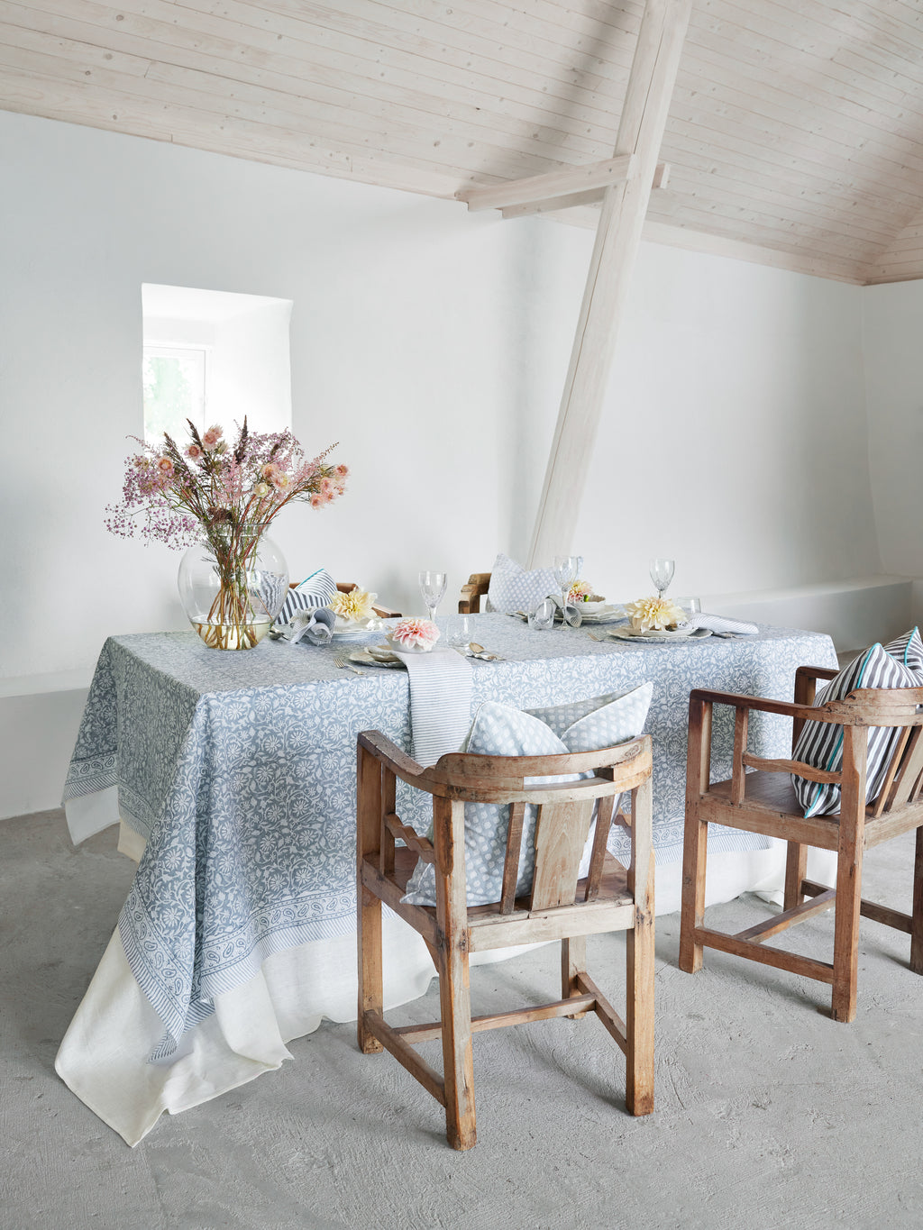 Linen tablecloth with Margerita print in Cashmere Blue