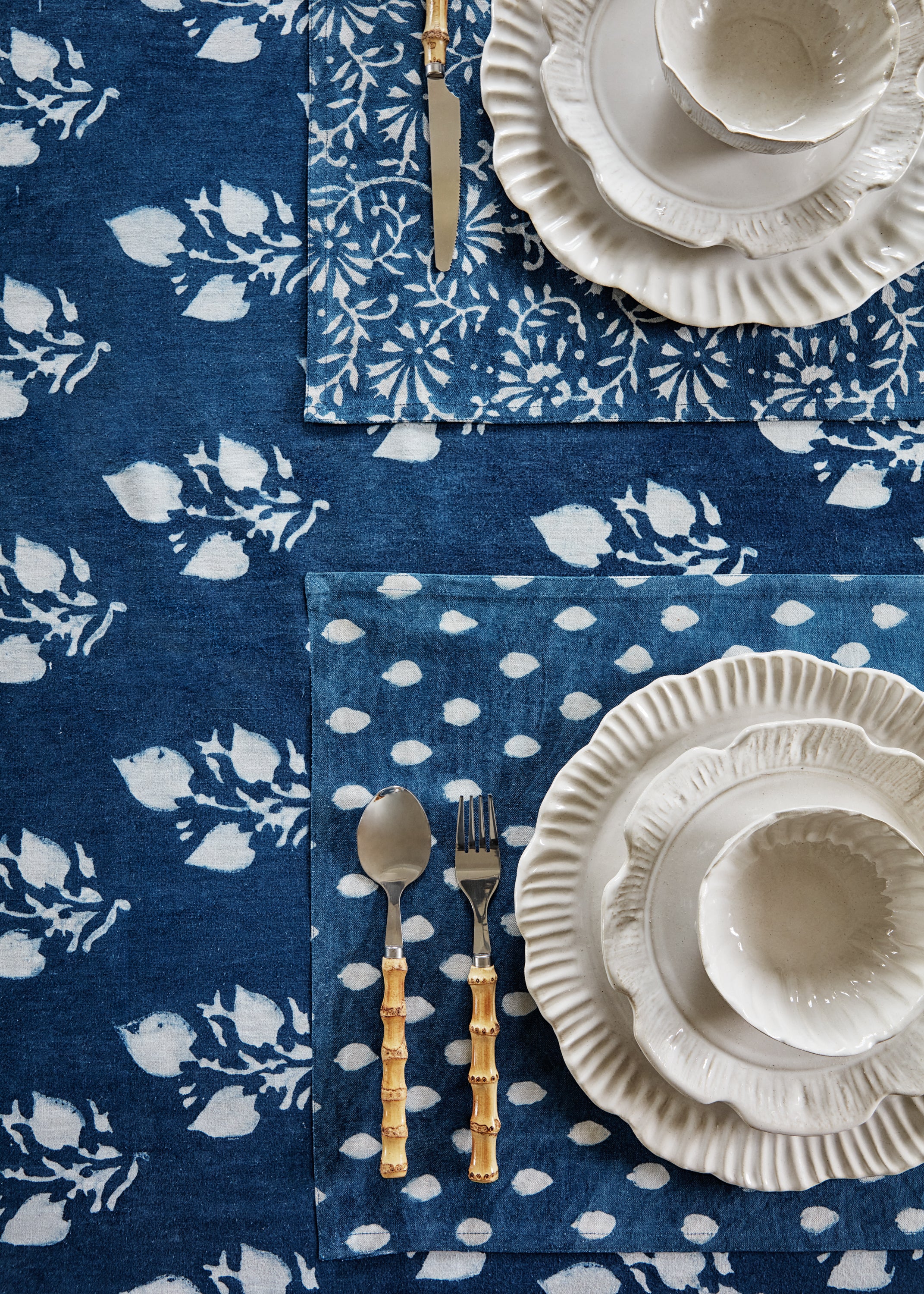 Tablecloth with Leaf print in Indigo