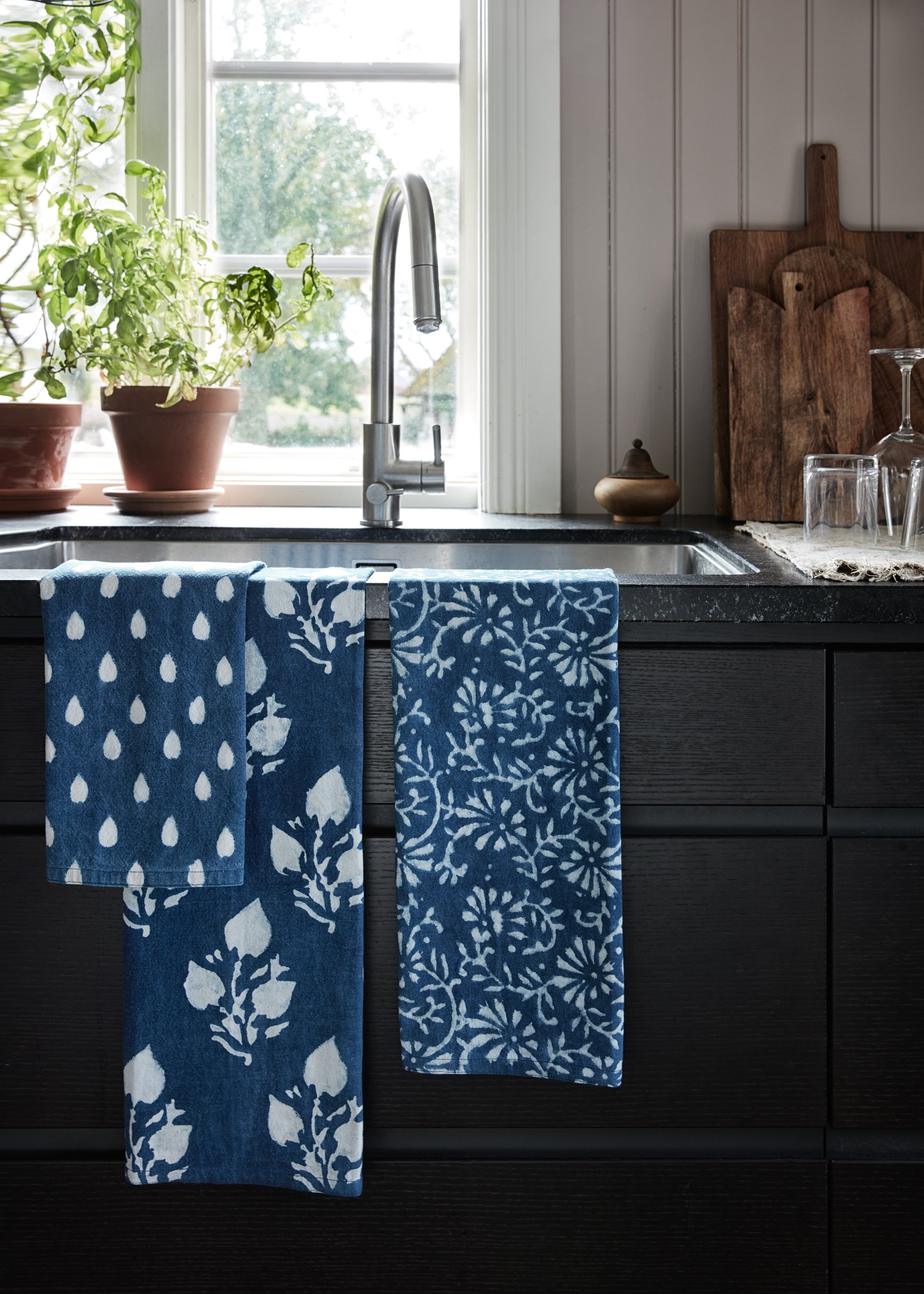 Leaf kitchen towels in Indigo