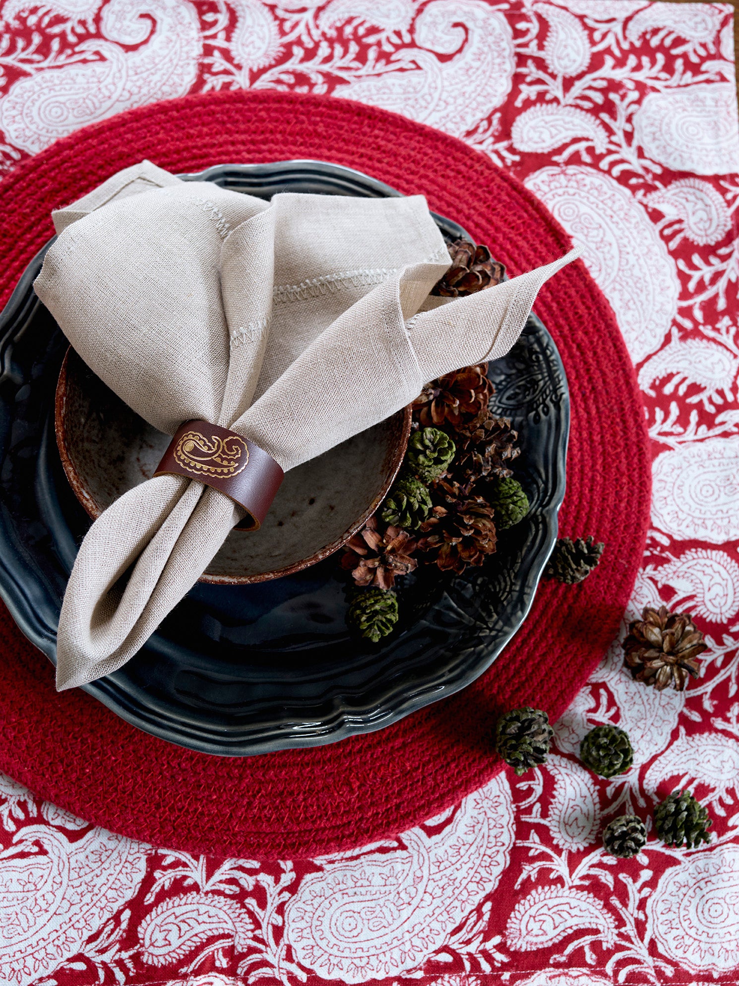 Tablecloth with Big Paisley® print in Red